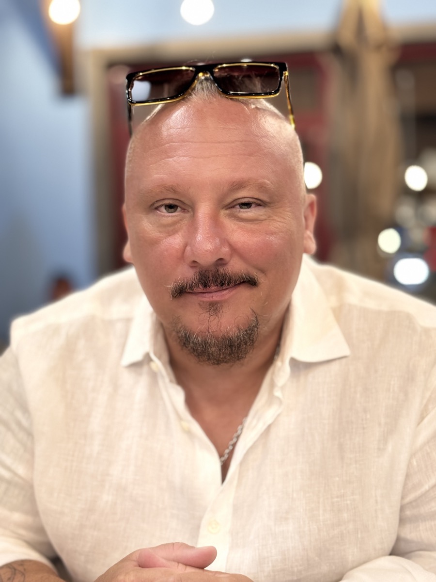 Sebastian Dutkiewicz, spokojne, bliskie ujęcie portretowe